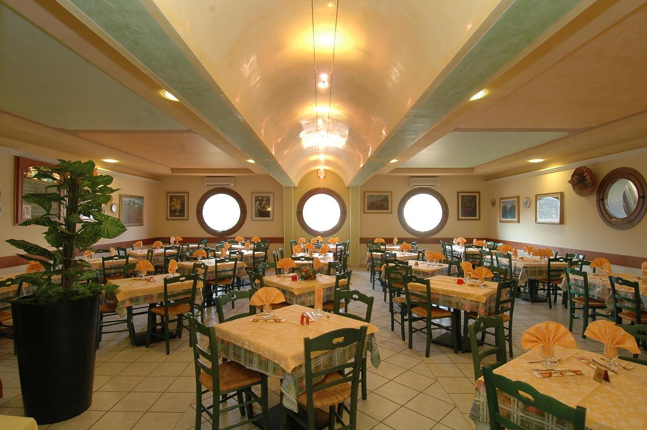 Hotel Ristorante Il Pirata San Vito di Leguzzano Luaran gambar